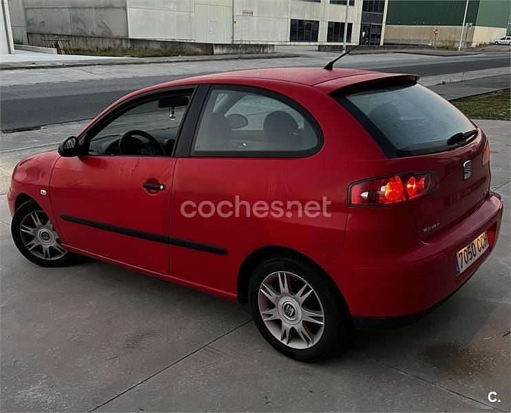 Rojo Usado 2002 Seat Ibiza Fresh Berlina | 2200 € (Precio justo) - Imagen 1/3