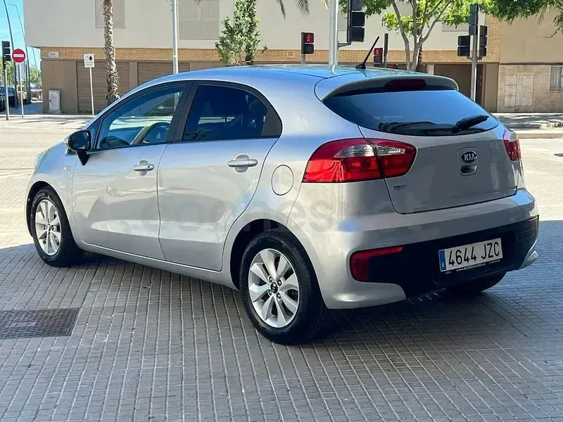 Usado Kia Rio 84 CV (61 kW) 2017 Gris / plata Berlina