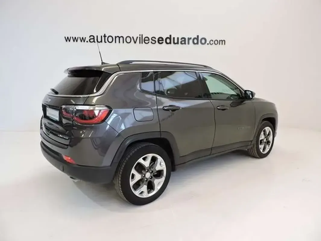 Usado Jeep Compass Limited 120 CV (88 kW) 2018 Gris SUV