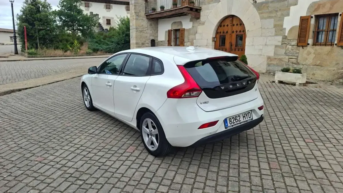 Usado Volvo V40 Kinetic 114 CV (83 kW) 2014 Blanco Utilitario