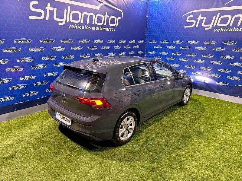 Usado VW Golf VIII 115 CV (84 kW) 2022 Gris / plata Berlina