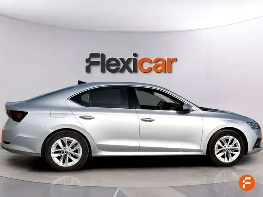 Usado Skoda Octavia Selection 110 CV (80 kW) 2024 Gris Berlina