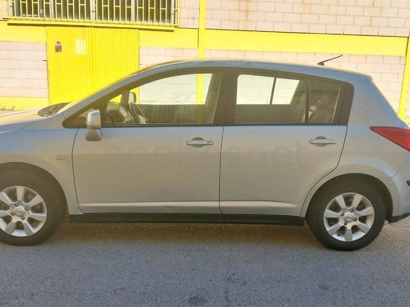 Usado Nissan Tiida Tekna 105 CV (77 kW) 2009 Gris / plata Berlina