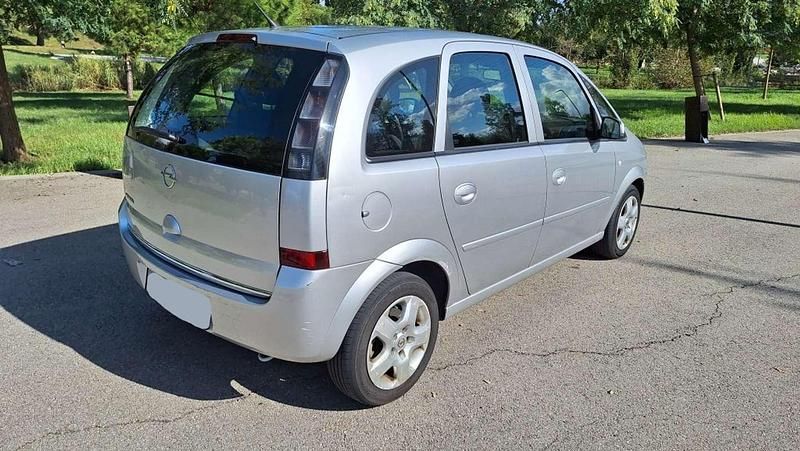 Usado Opel Meriva Enjoy 90 CV (66 kW) 2008 Plateado Monovolumen