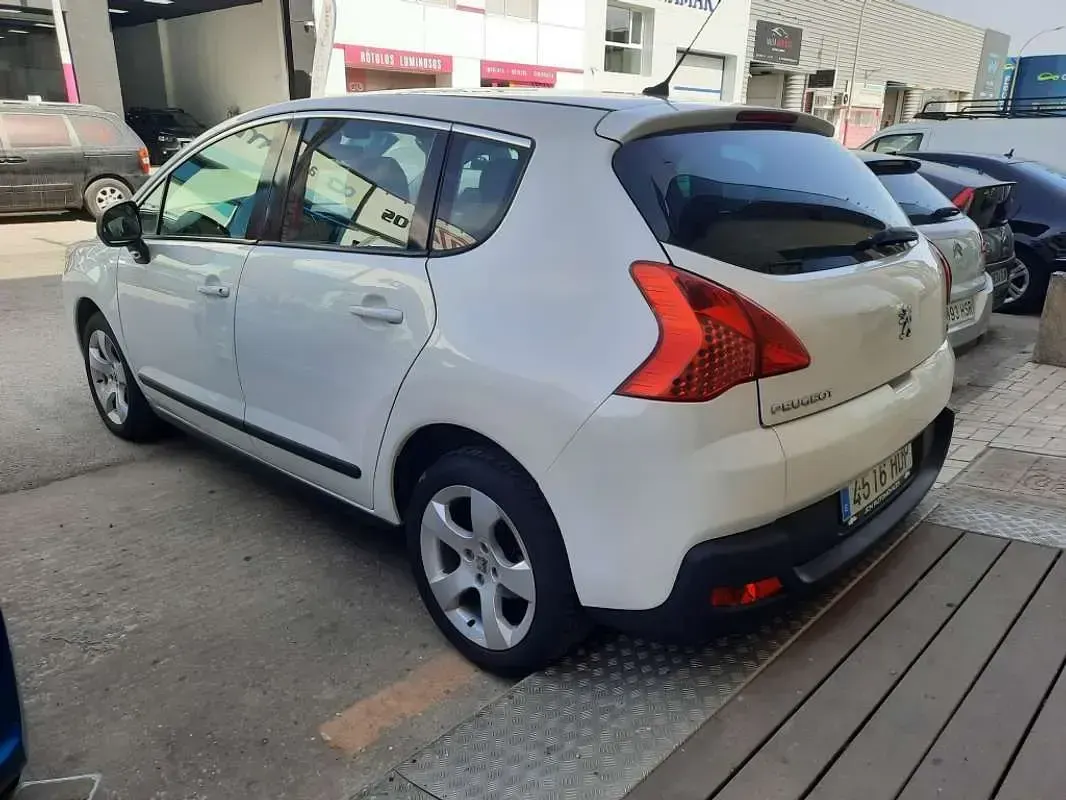 Usado Peugeot 3008 Active 111 CV (81 kW) 2011 Blanco Familiar
