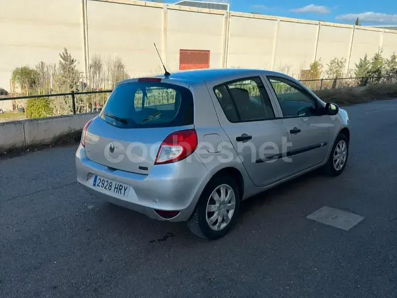 Usado Renault Clio III Collection 75 CV (55 kW) 2014 Gris / plata Berlina