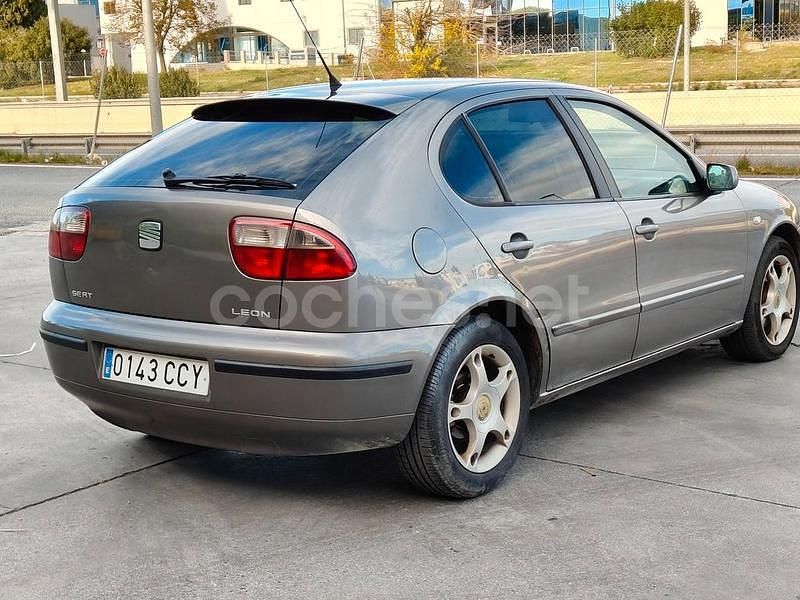Usado Seat Leon Sport 110 CV (80 kW) 2004 Marrón Berlina