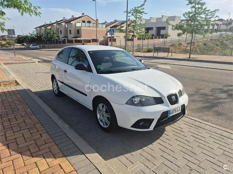 Usado Seat Ibiza Reference 85 CV (62 kW) 2008 Blanco Berlina