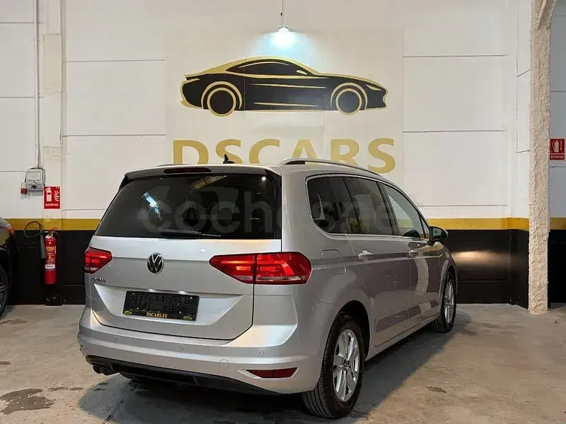 Usado VW Touran Sportline 150 CV (110 kW) 2021 Gris / plata Monovolumen