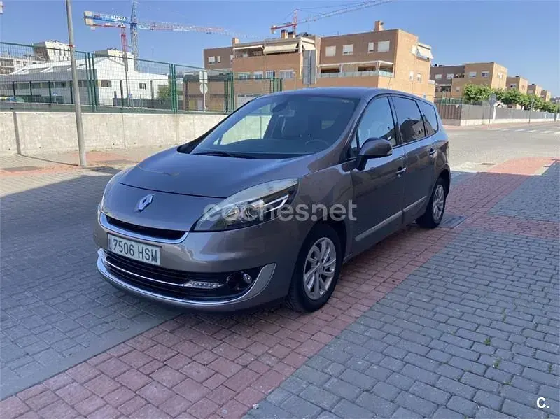 Usado Renault Grand Scénic III Dynamique 130 CV (95 kW) 2013 Gris / plata Monovolumen