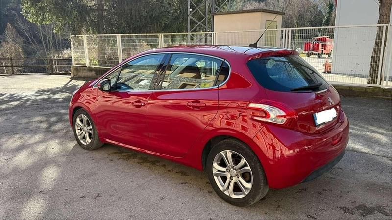Usado Peugeot 208 Active 92 CV (67 kW) 2014 Rojo Utilitario