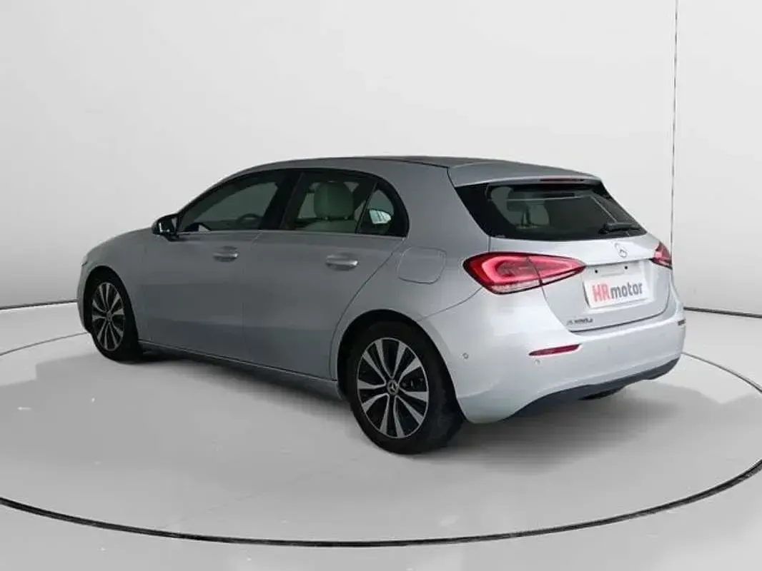 Usado Mercedes A180 116 CV (85 kW) 2021 Gris Utilitario
