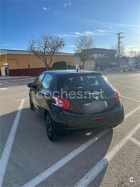 Usado Peugeot 208 Active 82 CV (60 kW) 2012 Negro Utilitario