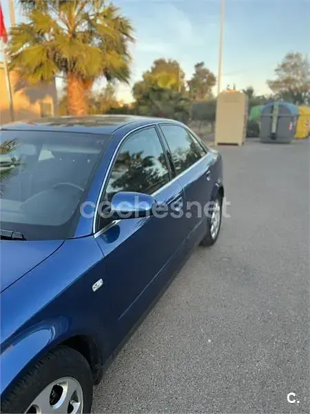 Usado Audi A4 130 CV (95 kW) 2004 Azul Berlina
