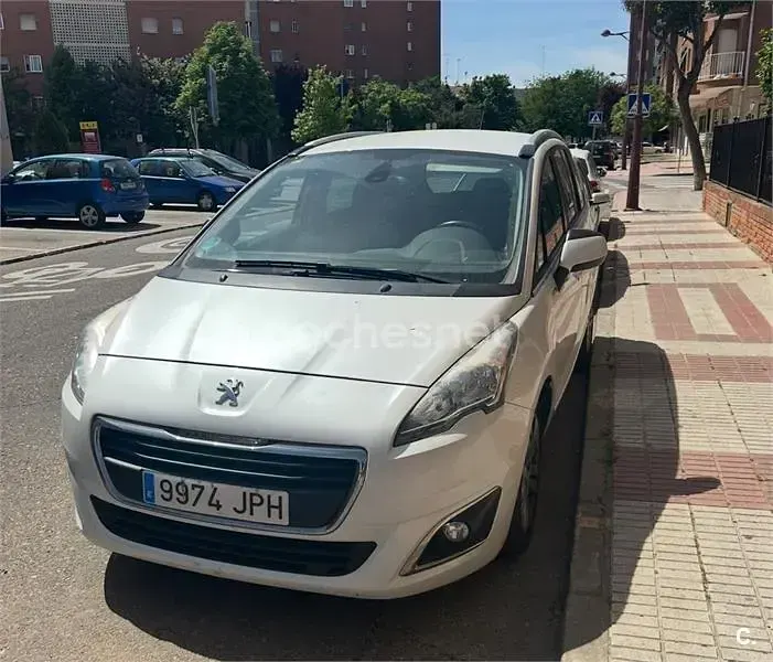 Usado Peugeot 5008 Style 120 CV (88 kW) 2016 Blanco Monovolumen