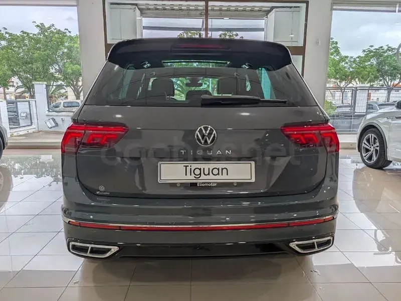 Usado VW Tiguan R-line 150 CV (110 kW) 2022 Gris / plata SUV