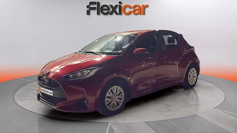 Usado Toyota Yaris Hybrid Active 116 CV (85 kW) 2023 Rojo Utilitario