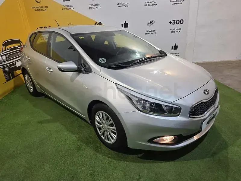 Usado Kia Ceed GT 90 CV (66 kW) 2014 Gris / plata Berlina