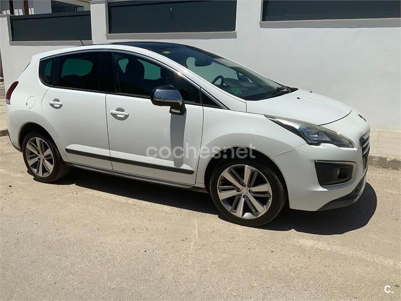 Usado Peugeot 3008 Allure 120 CV (88 kW) 2016 Blanco Berlina