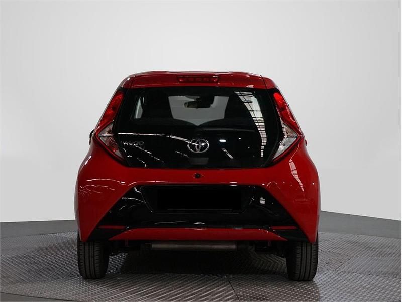 Usado Toyota Aygo X-play 72 CV (52 kW) 2019 Xblanco classic Utilitario