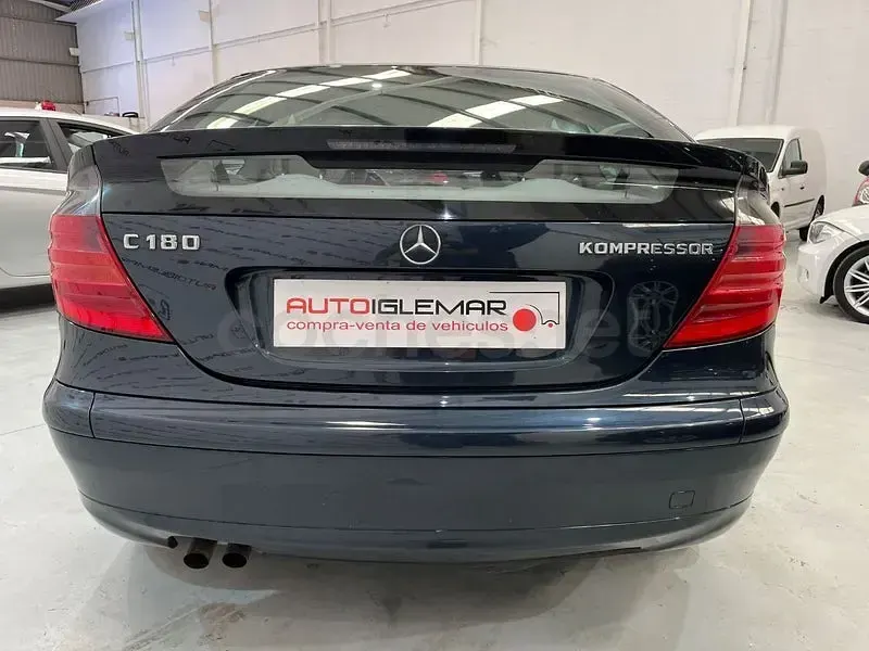 Usado Mercedes C180 143 CV (105 kW) 2002 Azul Berlina