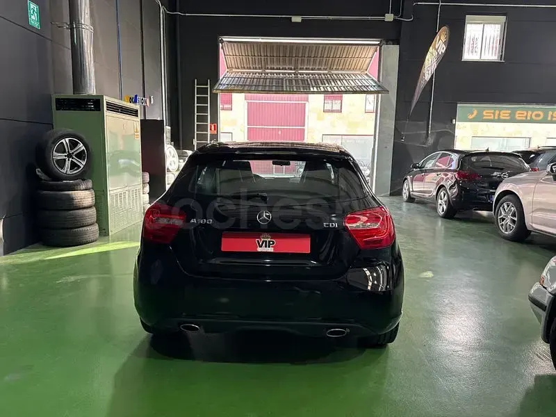 Usado Mercedes A180 Urban 109 CV (80 kW) 2013 Negro Utilitario