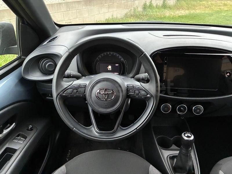 Usado Toyota Aygo X Play 72 CV (52 kW) 2025 Gris / plata SUV