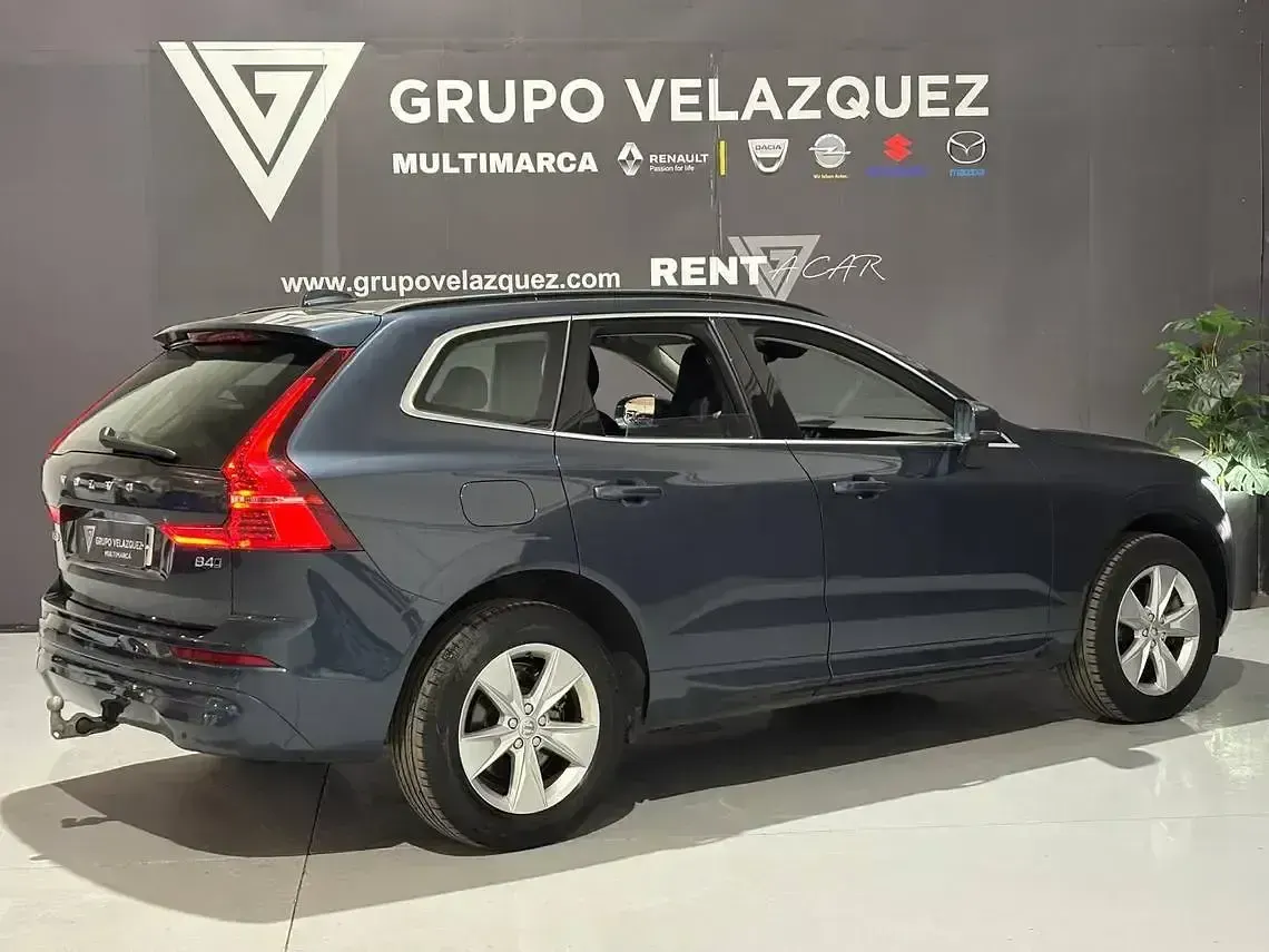 Begagnad Volvo XC60 Momentum 197 HK (144 kW) 2022 Blå SUV