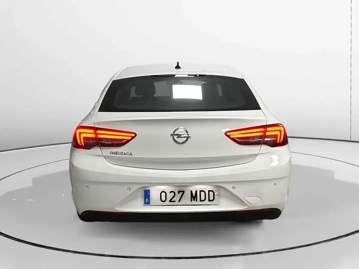 Usado Opel Insignia Edition 122 CV (89 kW) 2022 Blanco Berlina