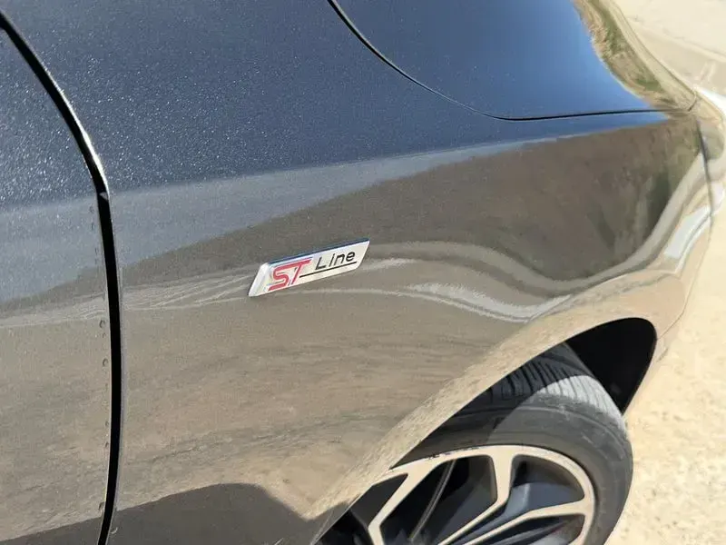 Usado Ford Focus ST-Line 125 CV (91 kW) 2019 Gris / plata Berlina