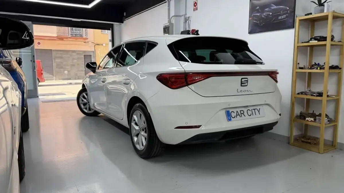 Usado Seat Leon ST Style 116 CV (85 kW) 2021 Blanco Familiar