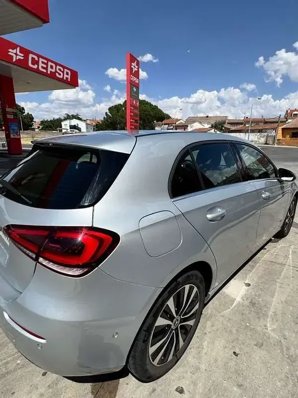 Usado Mercedes A250 218 CV (160 kW) 2021 Gris Utilitario