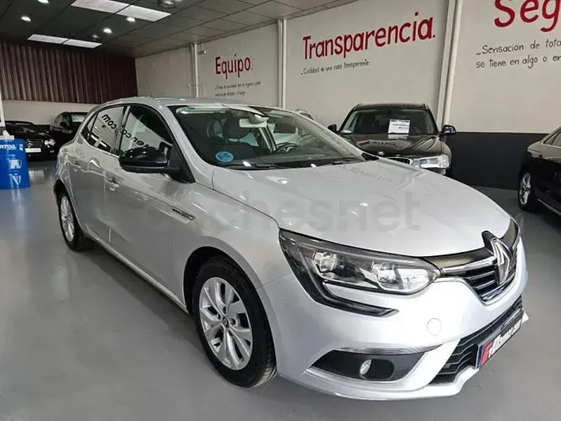 Usado Renault Mégane LIMITED 140 CV (102 kW) 2019 Gris / plata Berlina