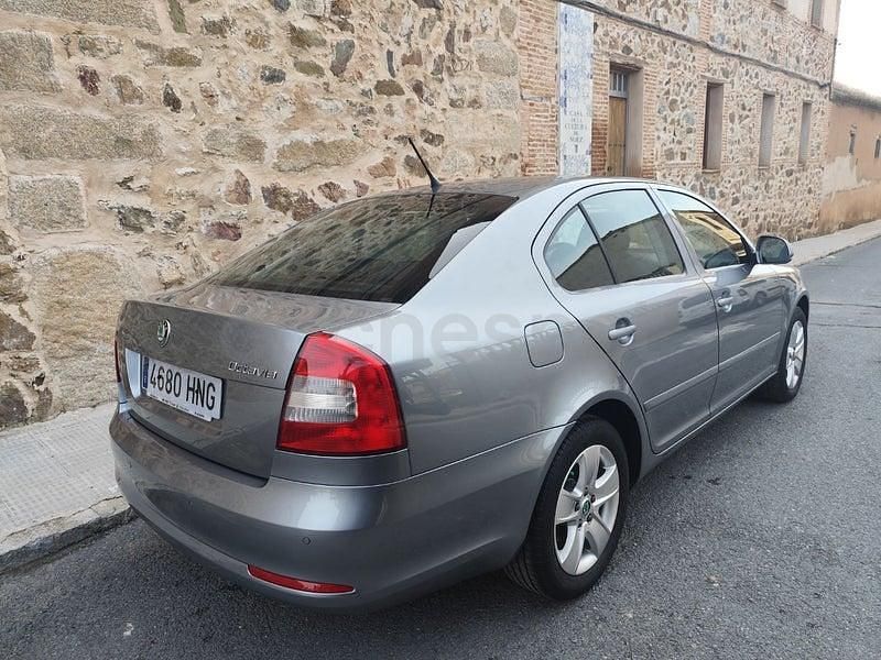 Usado Skoda Octavia Elegance 140 CV (102 kW) 2013 Gris / plata Berlina