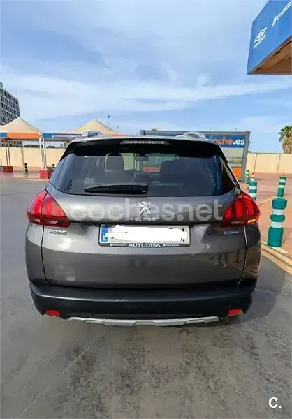 Usado Peugeot 2008 Allure 110 CV (80 kW) 2017 Gris / plata SUV