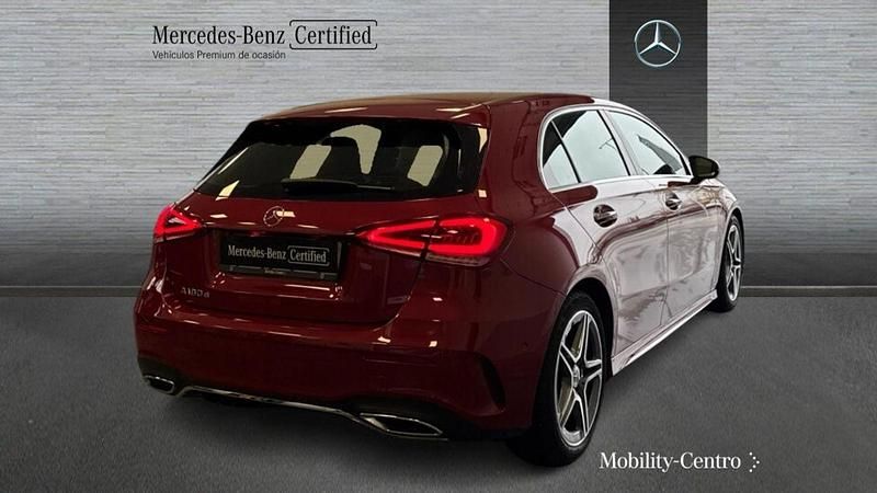 Usado Mercedes A180 AMG line 116 CV (85 kW) 2022 Patagonia red  metallic paint Berlina