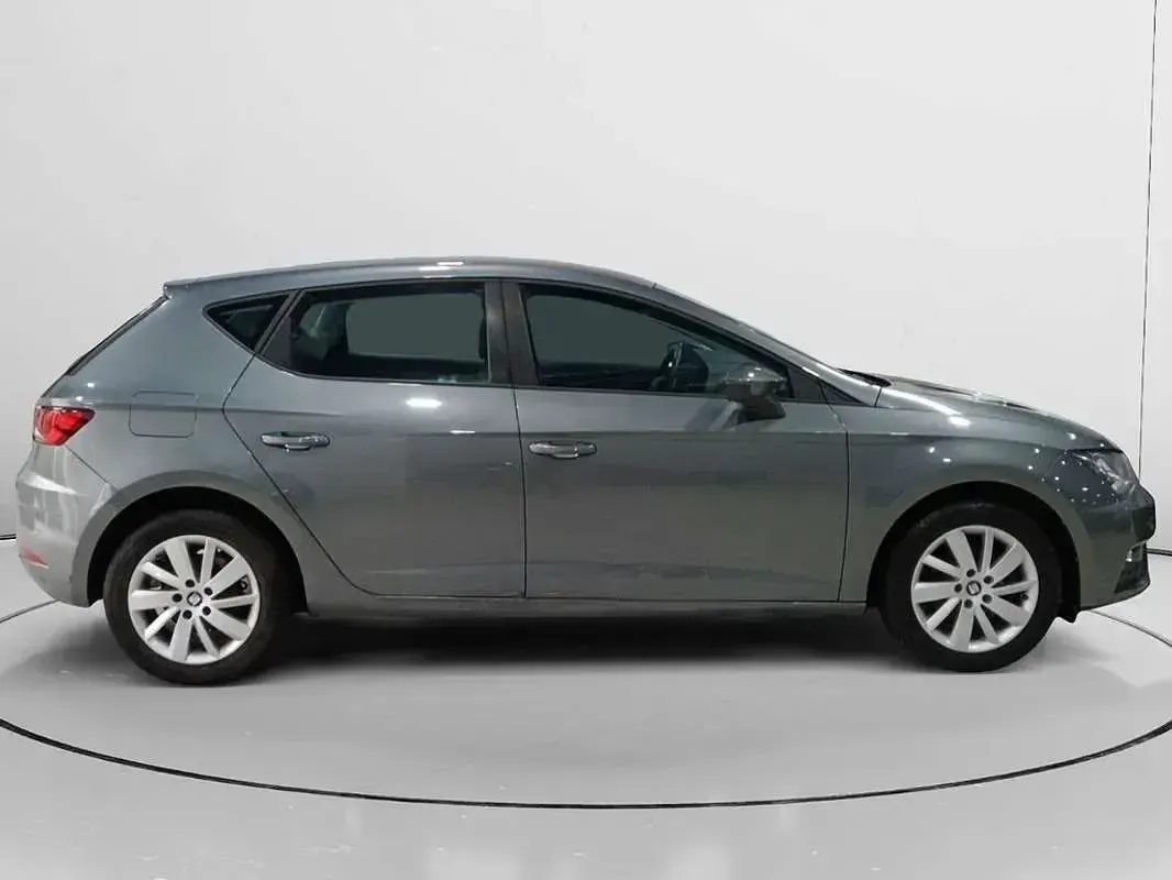 Usado Seat Leon Reference 110 CV (80 kW) 2018 Gris Utilitario