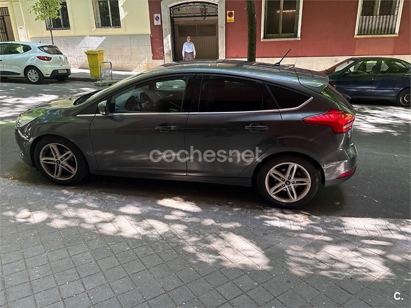 Usado Ford Focus ST-Line 125 CV (91 kW) 2017 Gris / plata Berlina