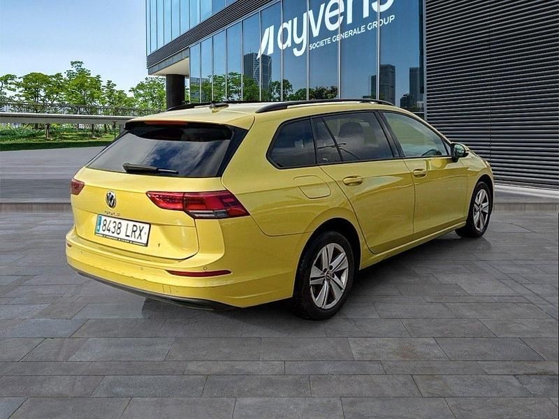 Usado VW Golf VIII Life 116 CV (85 kW) 2021 Amarillo Familiar