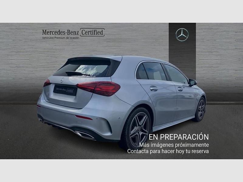 Usado Mercedes A180 136 CV (100 kW) 2025 Gris / plateado Berlina