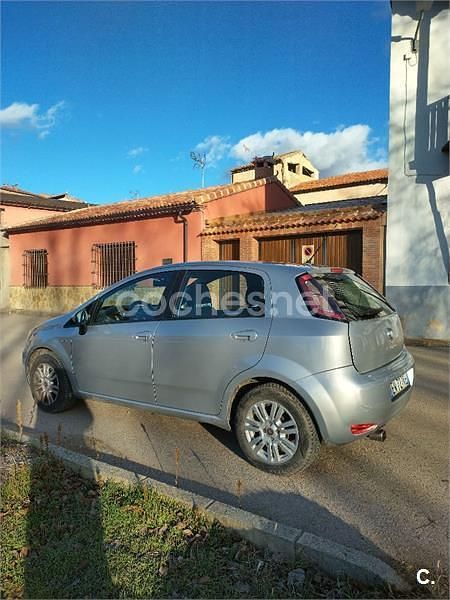 Usado Fiat Punto Lounge 77 CV (56 kW) 2014 Gris / plata Berlina