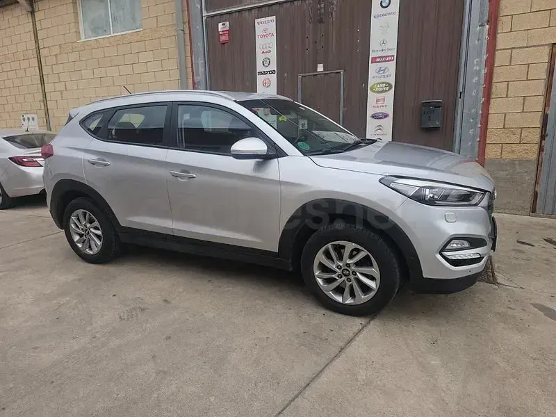 Usado Hyundai Tucson Style 141 CV (103 kW) 2016 Gris / plata SUV