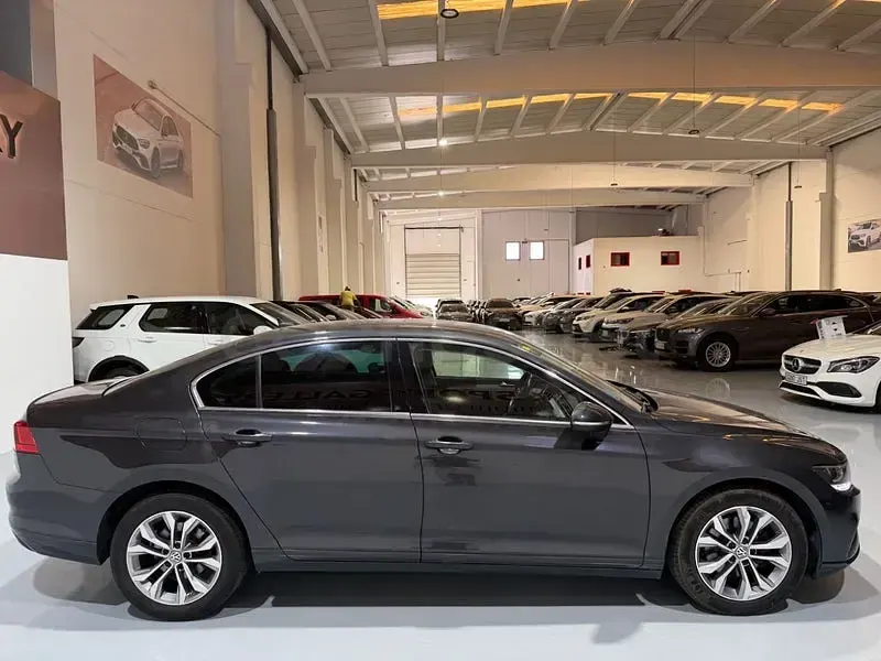Usado VW Passat Executive 122 CV (89 kW) 2020 Gris / plata Berlina