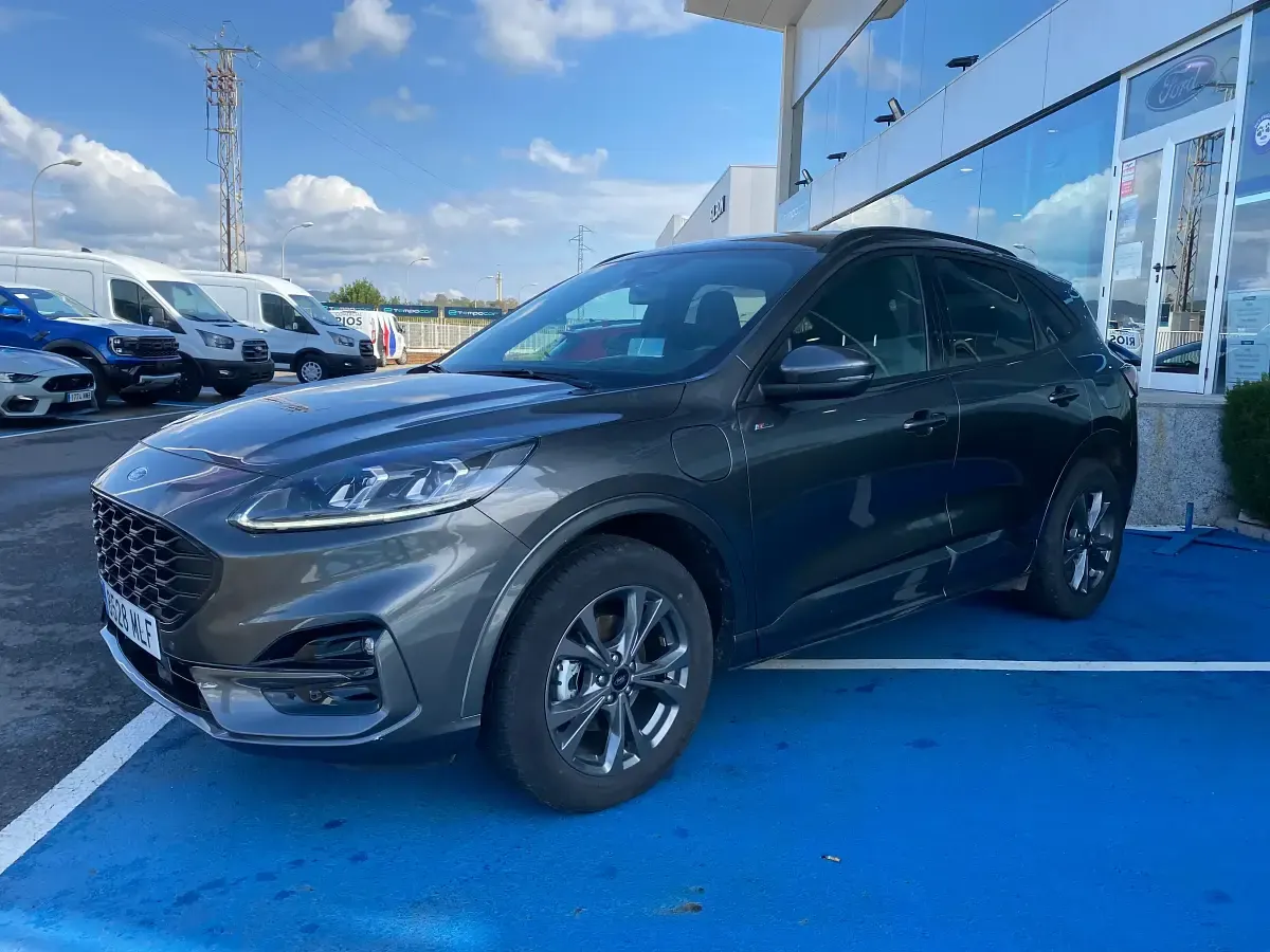 Usado Ford Kuga ST-Line 226 CV (166 kW) 2023 Gris SUV