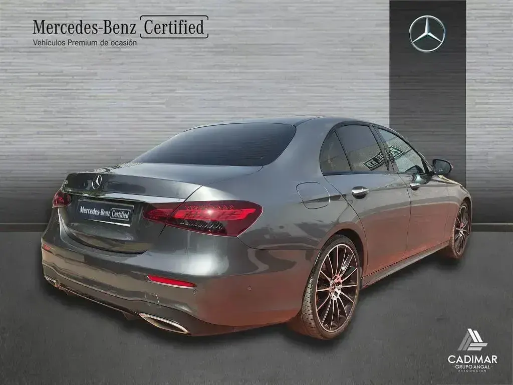 Usado Mercedes E220 200 CV (147 kW) 2022 Gris selenita Berlina