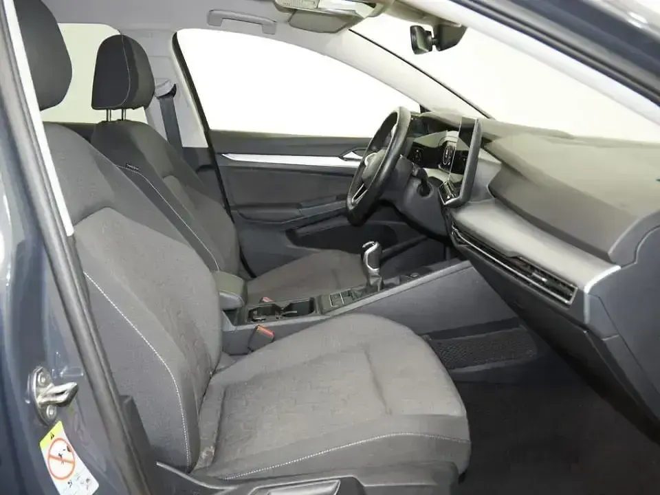 Usado VW Golf VIII 116 CV (85 kW) 2025 Gris / plata Berlina