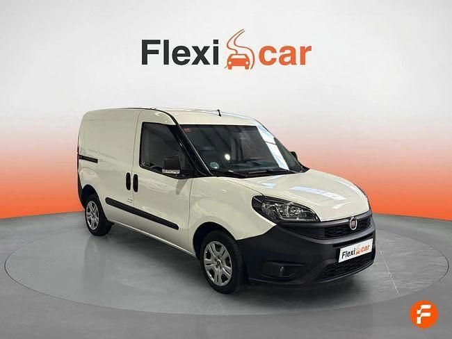 Usado Fiat Doblò Easy 105 CV (77 kW) 2023 Blanco Monovolumen