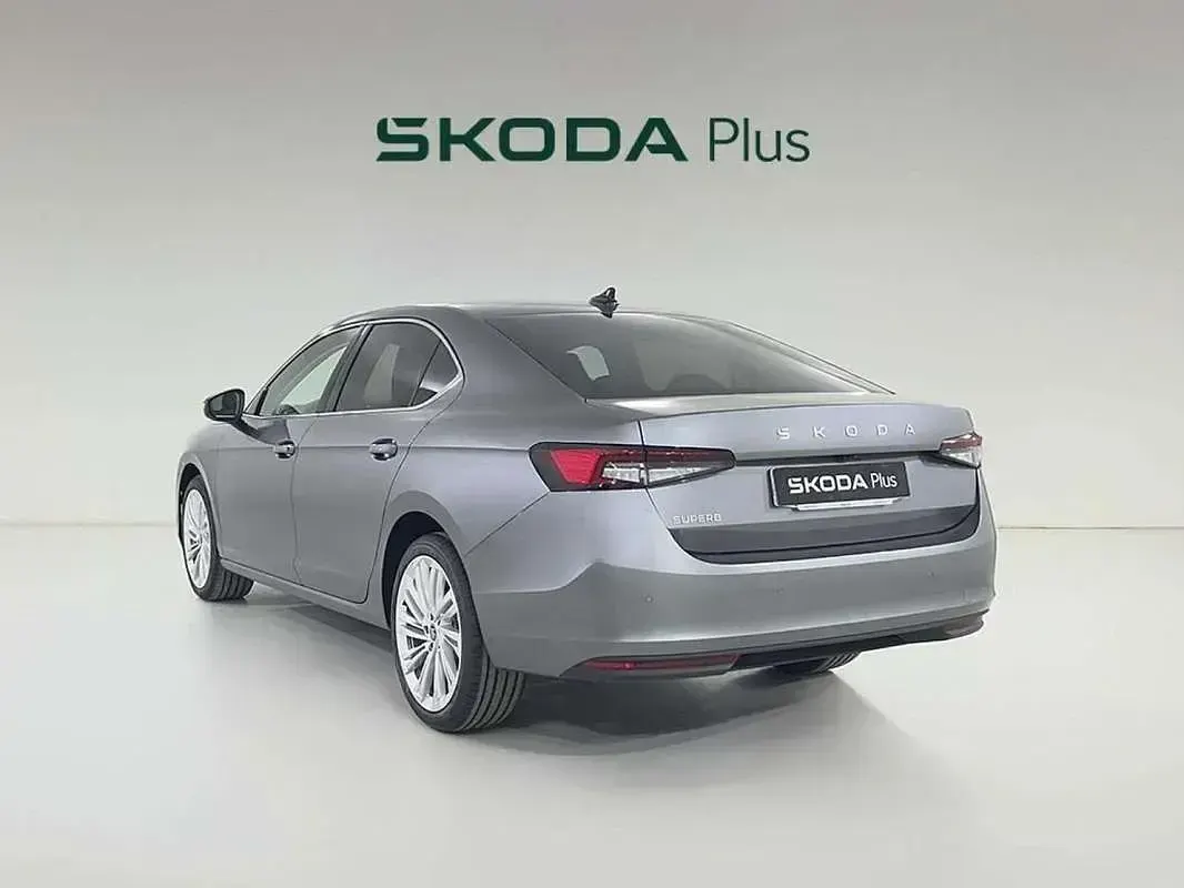 Usado Skoda Superb 150 CV (110 kW) 2026 Gris Berlina