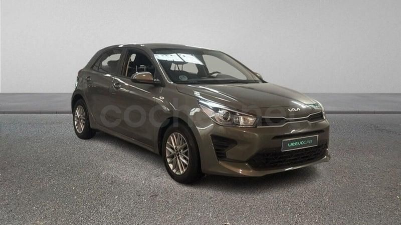 Usado Kia Rio 100 CV (73 kW) 2023 Verde Berlina