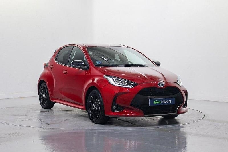 Usado Toyota Yaris Hybrid Style 116 CV (85 kW) 2022 Rojo Berlina